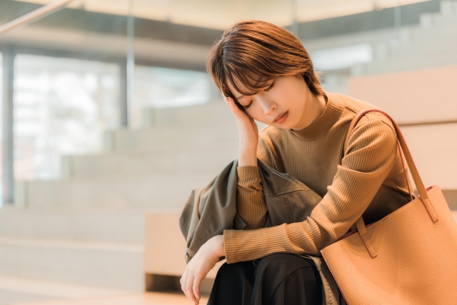 疲れて座り込む女性