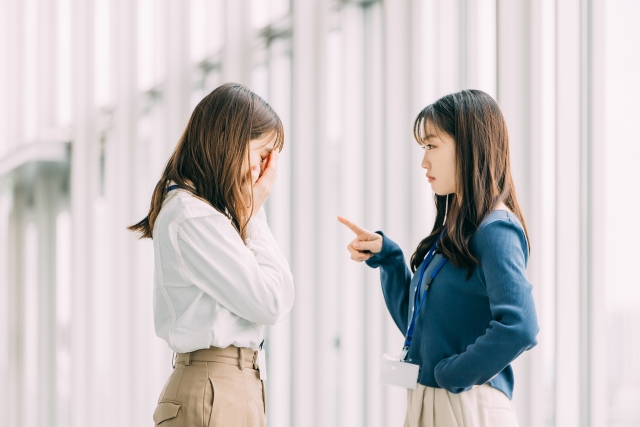怒られている女性